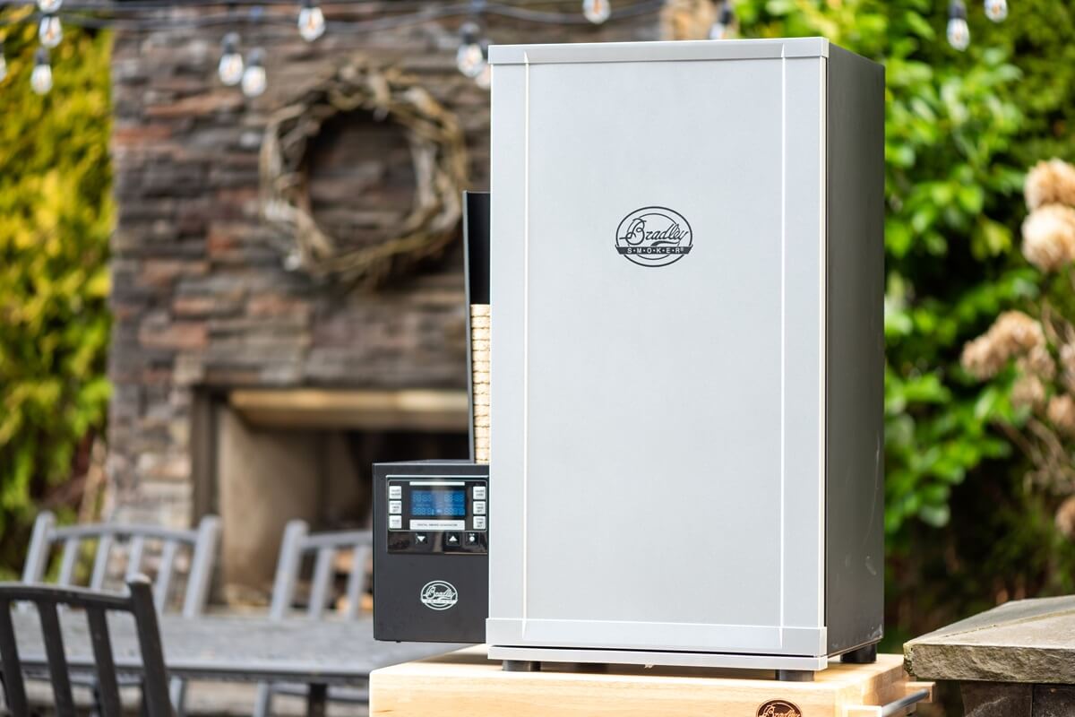 digitalna-udiaren-bradley-smoker-4-na-stole-v-zahrade